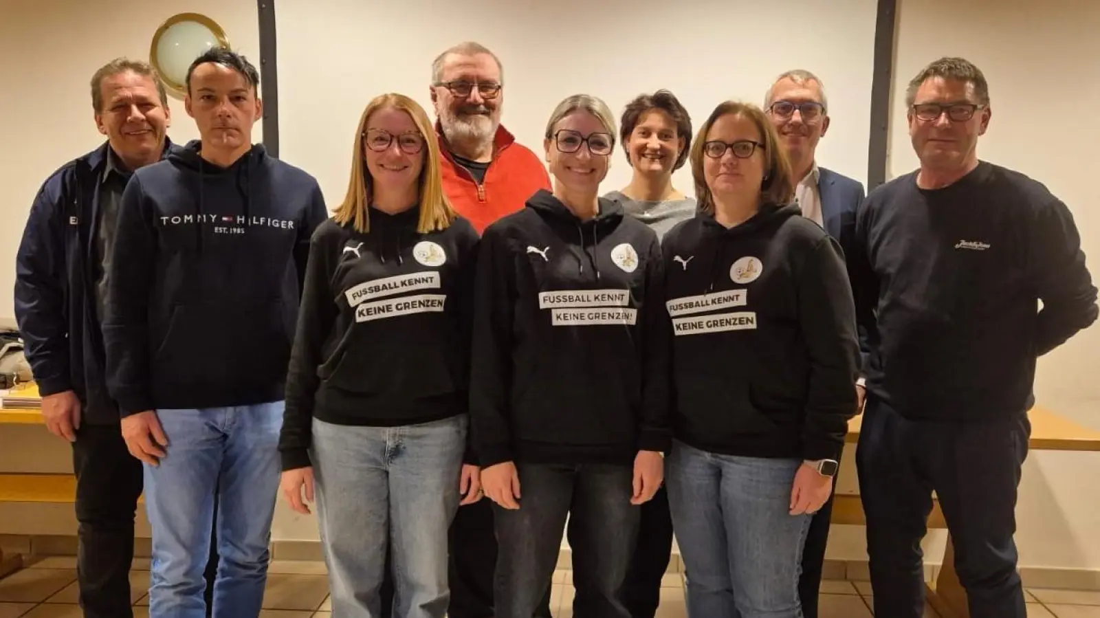 Die bewährte Vorstandschaft mit Vorsitzender Carina Völkl (Dritte von links) und Stellvertreterin Susi Höchtl ( Fünfte von links). (Bild: Stefan Völkl)