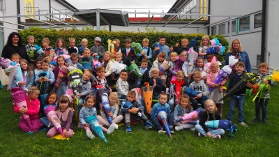 Klasse 1a mit Klassenleitung Jessica Plannerer (links) und Klasse 1b mit Klassenleitung Stefanie Übelmesser (rechts) (Bild: Sophia Popp)