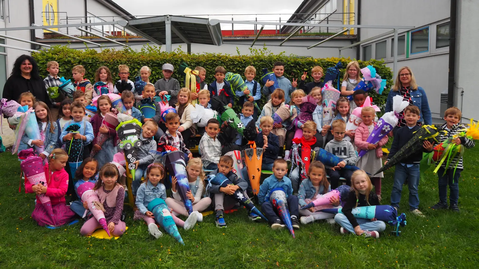 Klasse 1a mit Klassenleitung Jessica Plannerer (links) und Klasse 1b mit Klassenleitung Stefanie Übelmesser (rechts) (Bild: Sophia Popp)