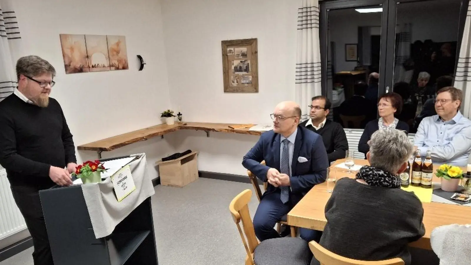 Pfarrgemeinderatssprecher Sebastian Wolf (von links) begrüßte die Anwesenden im Jugendheim. Kirchenpfleger Stefan Kausler, Pfarrer Pater Anish George und Diakon Rudolf Hoffmann hören aufmerksam zu. (Bild: Josef Söllner)