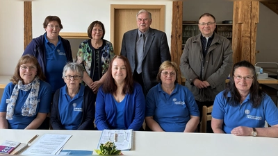Bisherige und zugleich neue Vorstandschaft mit Elke Burger, Albert Sollfrank und Pfarrer Bruckner. Es fehlen Martina Amtmann, Helga Pöllath und Monika Vornhof. (Bild: Rita König)