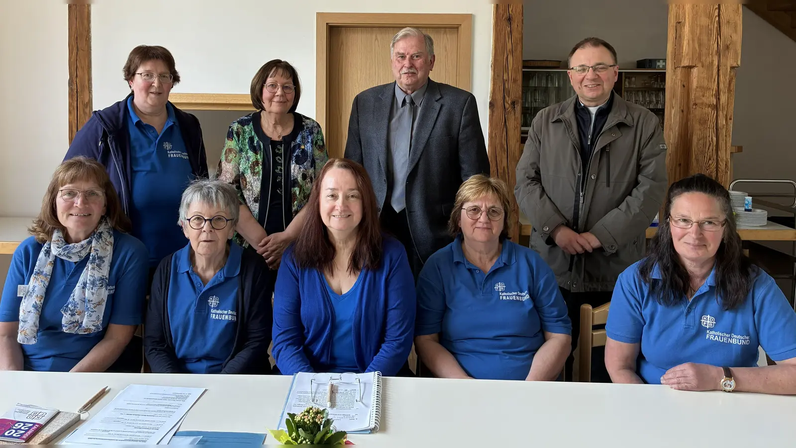 Bisherige und zugleich neue Vorstandschaft mit Elke Burger, Albert Sollfrank und Pfarrer Bruckner. Es fehlen Martina Amtmann, Helga Pöllath und Monika Vornhof. (Bild: Rita König)