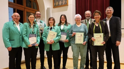 Ehrung verdienter aktiver und passiver Mitglieder für 25, 30, 40 und 50 Jahre Mitgliedschaft durch Vorsitzenden Joseph Ferstl (links) und stellvertretenden NBMB-Kreisvorsitzenden Lothar Prechtl (rechts). (Bild: Franz Wagner)