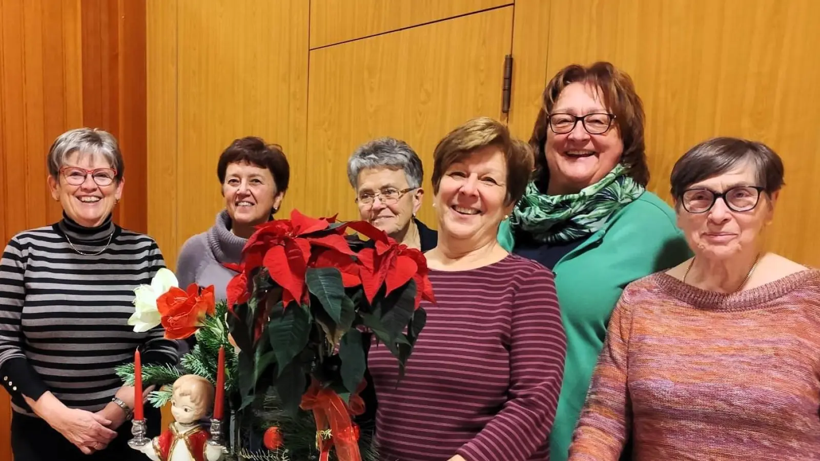 Ingrid Kern (dritte von rechts) während der Agapefeier gebührend aus der Mitarbeit im Seniorenkreis verabschiedet. (Bild: Maria Smola)