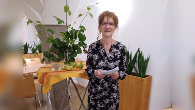 die stellvertretende Kreisvorsitzende des Kreisverbands für Gartenbau und Landespflege Tirschenreuth Inge Härtl nach ihrem Vortrag (Bild: Konrad Härtl)