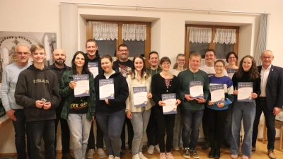 Die anwesenden Geehrten der Blaskapelle St. Georg Rieden mit Erstem Vorsitzenden Sebastian Zapf (5.v.r.), Dirigent Miroslaw Zgrzendek (3.v.l.) und Bürgermeister Erwin Geitner (r.) (Bild: Michael Rabenhofer)