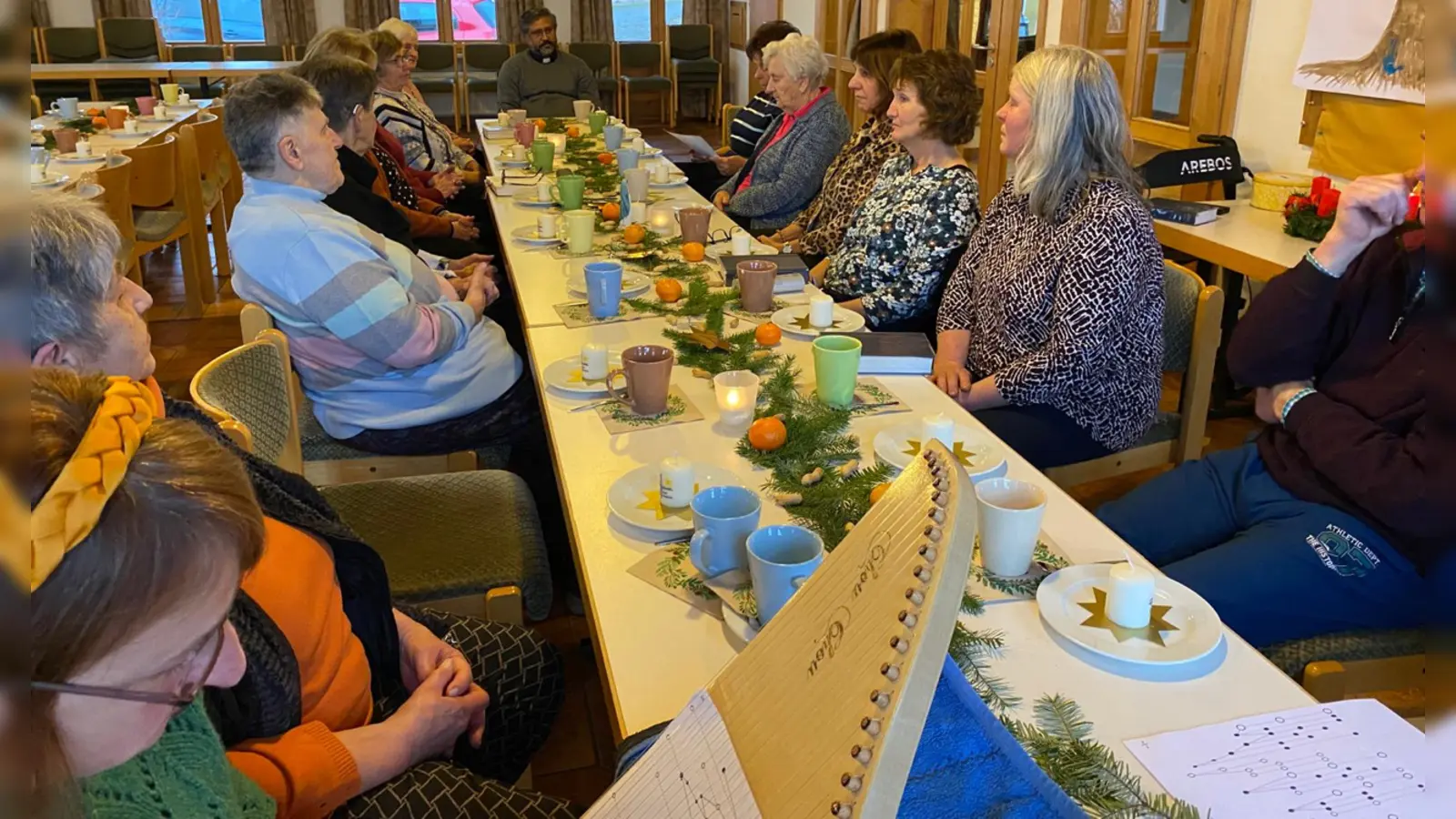 Mit Pater Jo stimmten die KDFB Mitglieder auf die Adventszeit ein.  (Bild: Manuela Weißenburger)