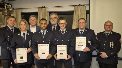 V. l.: Vorstand Thomas Dietz, zweite Kommandantin Claudia Zeitler, Bürgermeister Oskar Schuster, Aziz Sperber, Ehrenmitglied Gerhard Frank, Max Zeitler, Alexander Sperber, Kommandant Jürgen Schultes. (Bild: Alexander Käß)