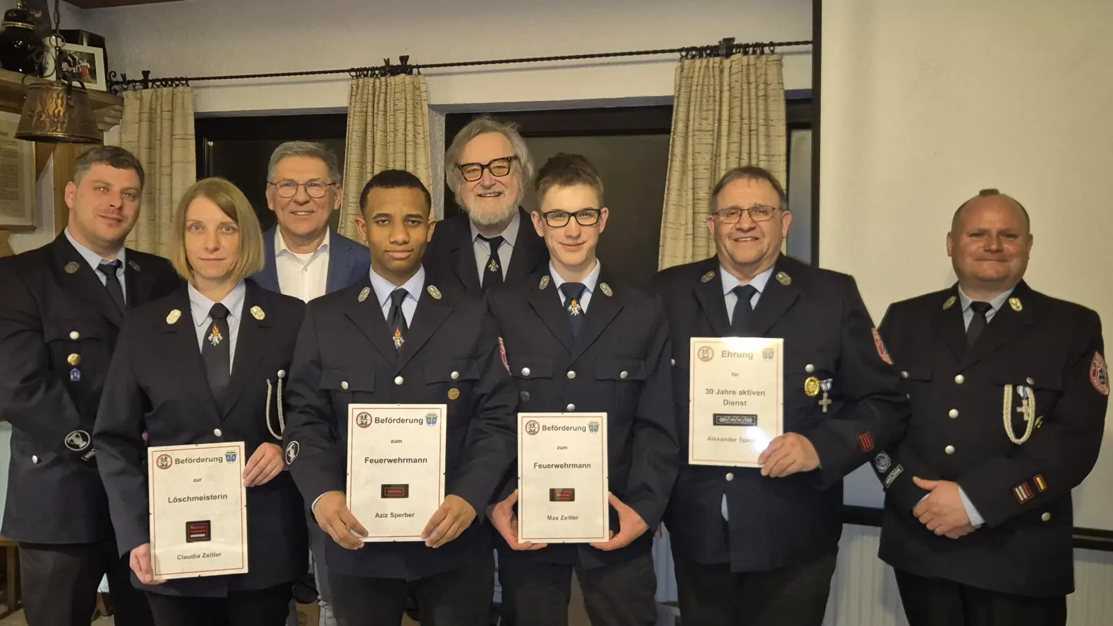 V. l.: Vorstand Thomas Dietz, zweite Kommandantin Claudia Zeitler, Bürgermeister Oskar Schuster, Aziz Sperber, Ehrenmitglied Gerhard Frank, Max Zeitler, Alexander Sperber, Kommandant Jürgen Schultes. (Bild: Alexander Käß)