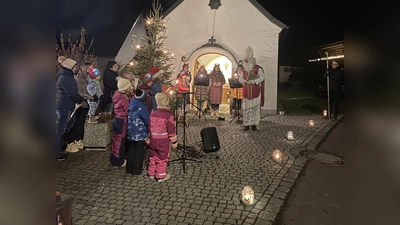 Vöslesriether Dorfweihnacht mit Nikolausbesuch. Die Kinder Sophia, Jakob, Paula, Bruno, Ida, Luisa, Lilli und Sophie mit ihrem Saxophon trugen Gedichte vor und sangen Weihnachtslieder. Für die musikalische Umrahmung sorgte ChorAhnung unter der Leitung von Alexander Völkl (Bild: Annalena Brey)