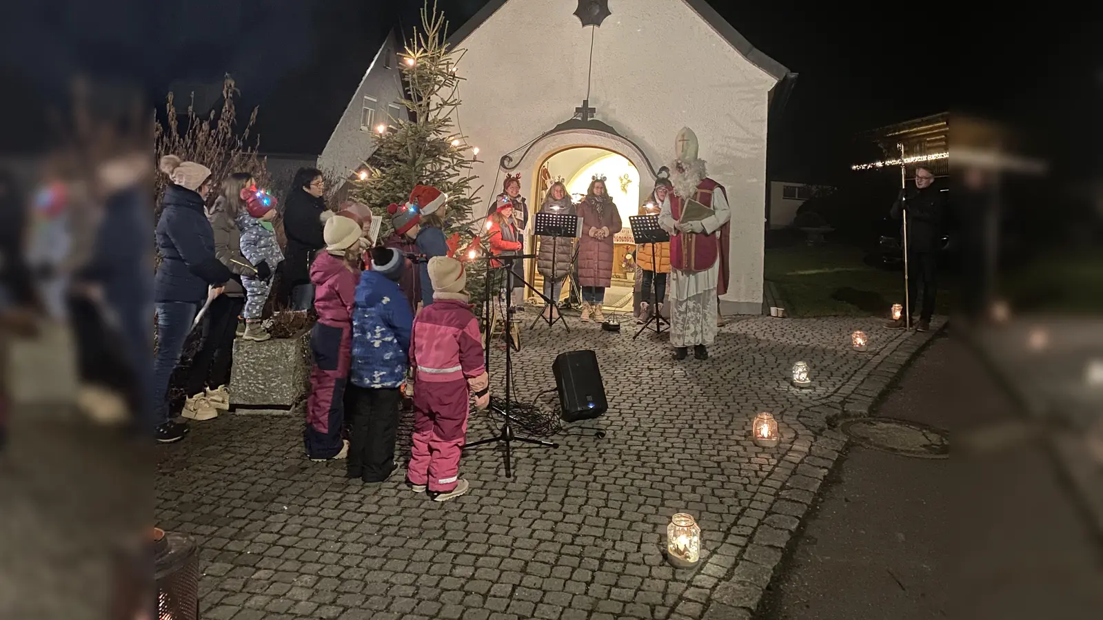 Vöslesriether Dorfweihnacht mit Nikolausbesuch. Die Kinder Sophia, Jakob, Paula, Bruno, Ida, Luisa, Lilli und Sophie mit ihrem Saxophon trugen Gedichte vor und sangen Weihnachtslieder. Für die musikalische Umrahmung sorgte ChorAhnung unter der Leitung von Alexander Völkl (Bild: Annalena Brey)