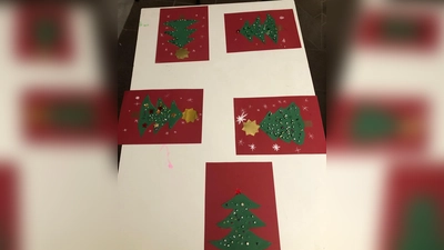 Schön sind sie geworden, die gebastelten Bäume der Kinder. (Bild: Judith Lang)