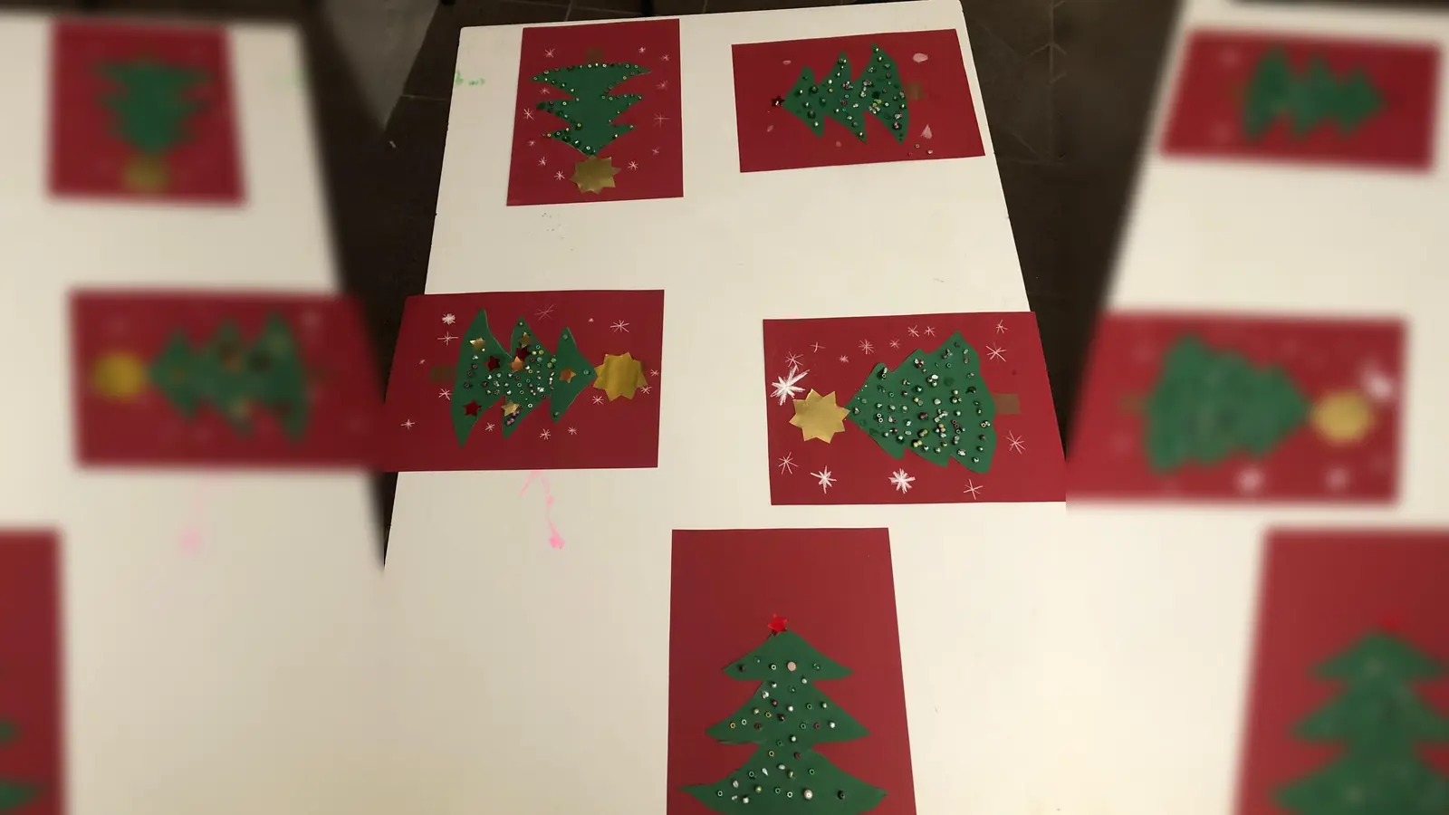 Schön sind sie geworden, die gebastelten Bäume der Kinder. (Bild: Judith Lang)