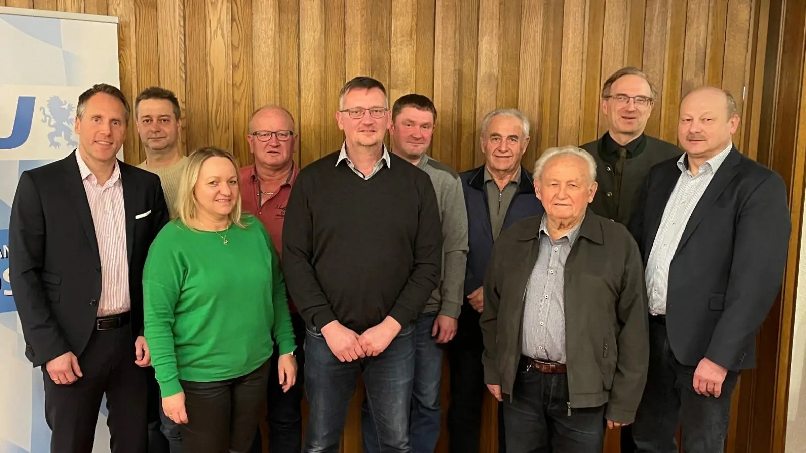 Bundestagslistenkanditat Stephan Thomas (links), 1. Vorsitzender Adolf Zitzmann (3.von links vorne), Landtagsabgeordneter Alexander Flierl (hinten rechts).  (Bild: Lydia Wagner)