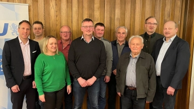 Bundestagslistenkanditat Stephan Thomas (links), 1. Vorsitzender Adolf Zitzmann (3.von links vorne), Landtagsabgeordneter Alexander Flierl (hinten rechts).  (Bild: Lydia Wagner)