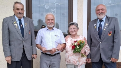 von links: Wolfgang Richthammer, Vorsitzender Reservisten-Kameradschaft Lintach, Walter Jokiel, Monika Jokiel, Xaver Ram, stellvertretender Vorsitzender (Bild: Candy Preitschaft)