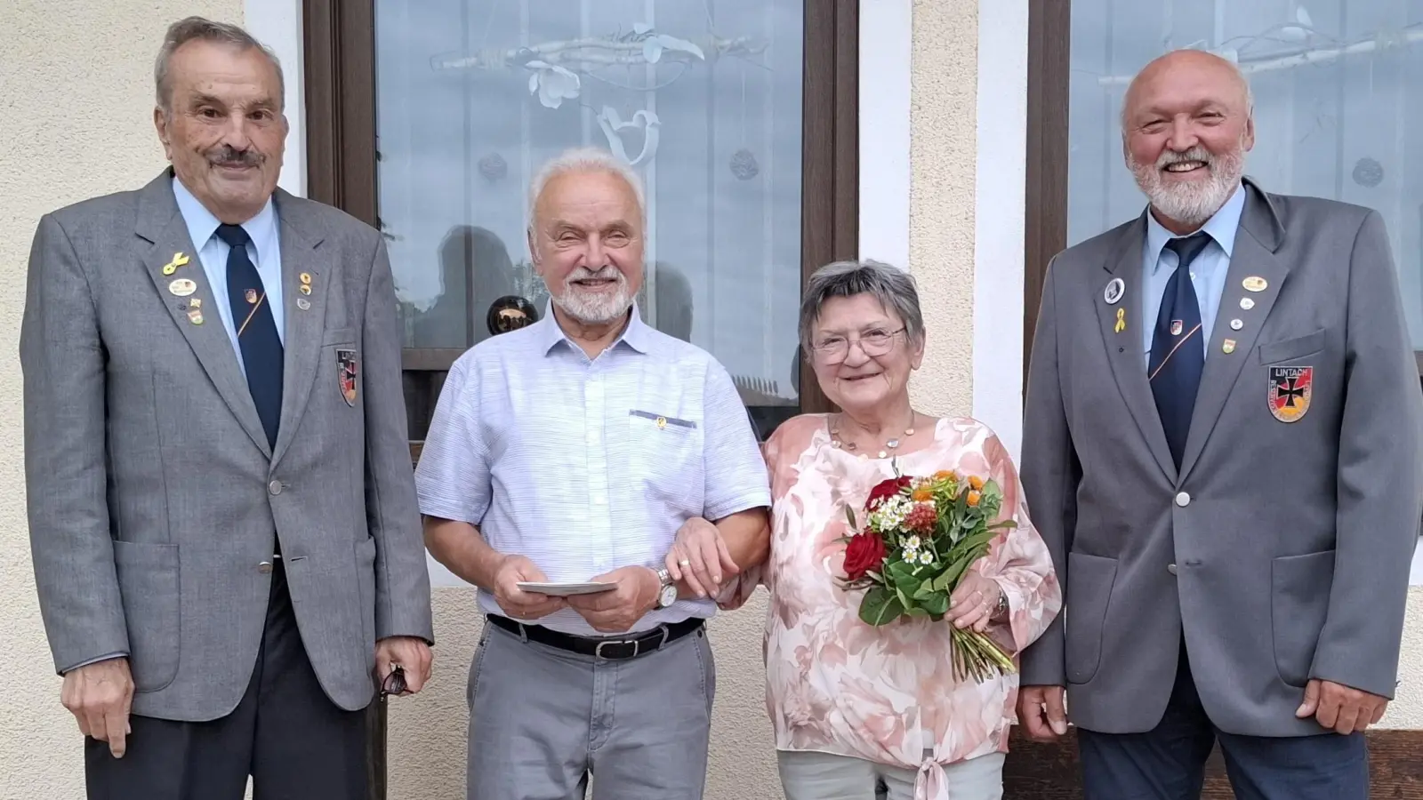 von links: Wolfgang Richthammer, Vorsitzender Reservisten-Kameradschaft Lintach, Walter Jokiel, Monika Jokiel, Xaver Ram, stellvertretender Vorsitzender (Bild: Candy Preitschaft)