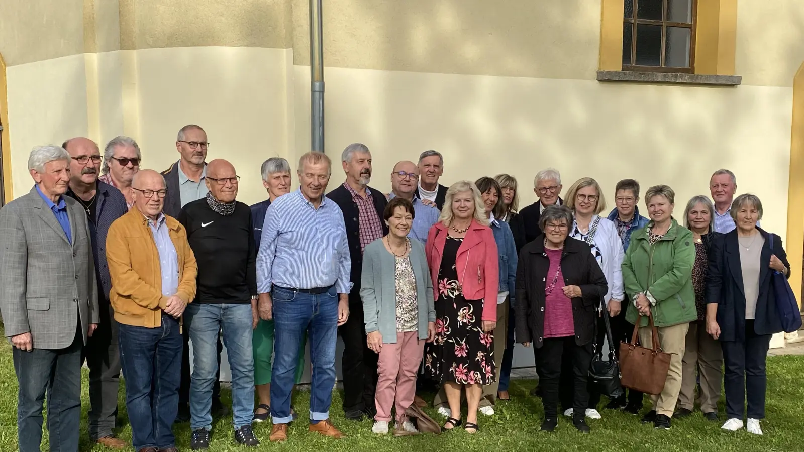 Die Kirchenchöre von Tännesberg und Roggenstein vor der Kirche in Roßhaupt. (Bild: Josef Glas)