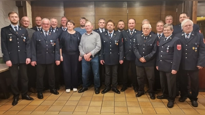 Die Geehrten mit den Ehrengästen. (Bild: Annemarie Mösbauer)