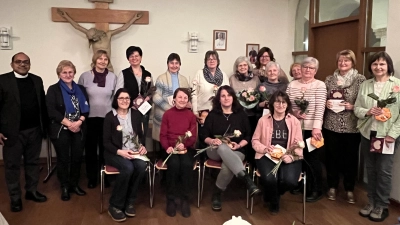 Von links: Pater Francis, Bezirksvorsitzende Maria Müller, Vorsitzende Cornelia Reis mit geehrten Mitgliedern. (Bild: Irmi Fenzl)