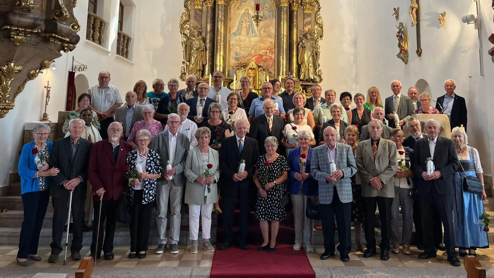 auf dem Bild sind die Ehejubilare mit Pfarrer Julius Johnrose und Pfarrgemeinderatssprecher Robert Bauer (Bild: Alexander Hörl)