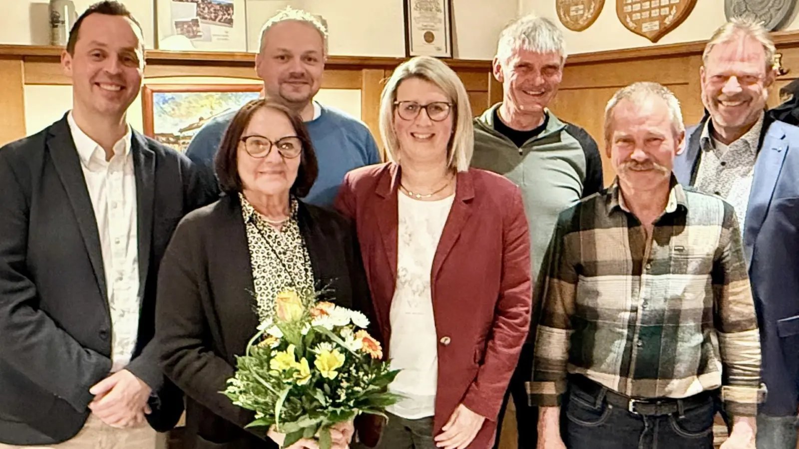 Ehrung langjähriger Blutspender( von links) Kreisgeschäftsführer Sebastian Schaller, Kathrin Bauer, Benjamin Weiß, Illona Maiwald, Markus Schwab, Ludwig Simon, Bürgermeister Alwin Märkl. (Bild: Alfred Schorner)