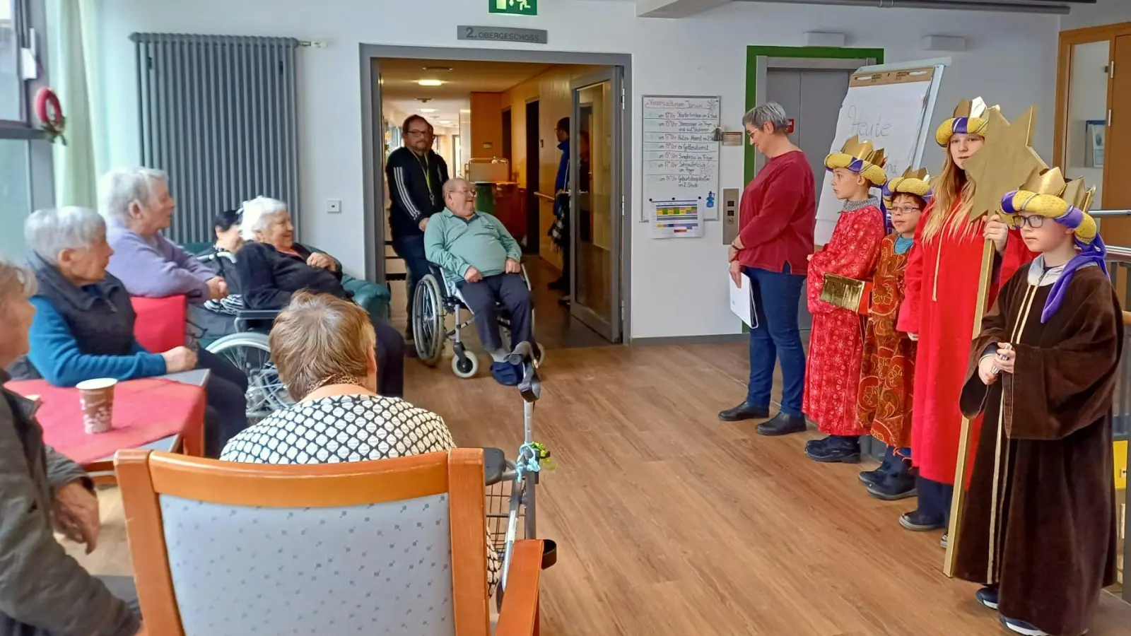 Die Sternsinger besuchten das BRK-Seniorenzentrum „Haus Mühlbühl”. (Bild: Cornelia Heindl)