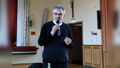 Pfarrer Martin Besold beim Vortrag im Jugendheim Fuchsmühl. (Bild: Michaela Staufer)