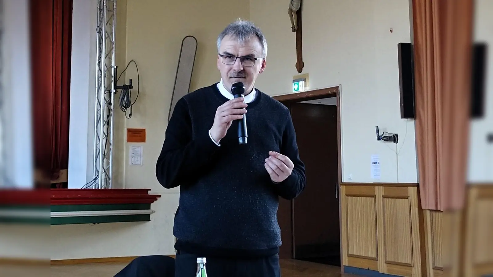 Pfarrer Martin Besold beim Vortrag im Jugendheim Fuchsmühl. (Bild: Michaela Staufer)