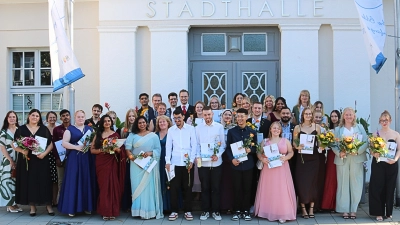 Die Absolventinnen und Absolventen der Berufsfachschule für Krankenpflegehilfe und der Berufsfachschule für Pflege des Klinikum Fichtelgebirge mit ihren Lehrkräften. (Bild: Peggy Kuniss-Pfeiffer)
