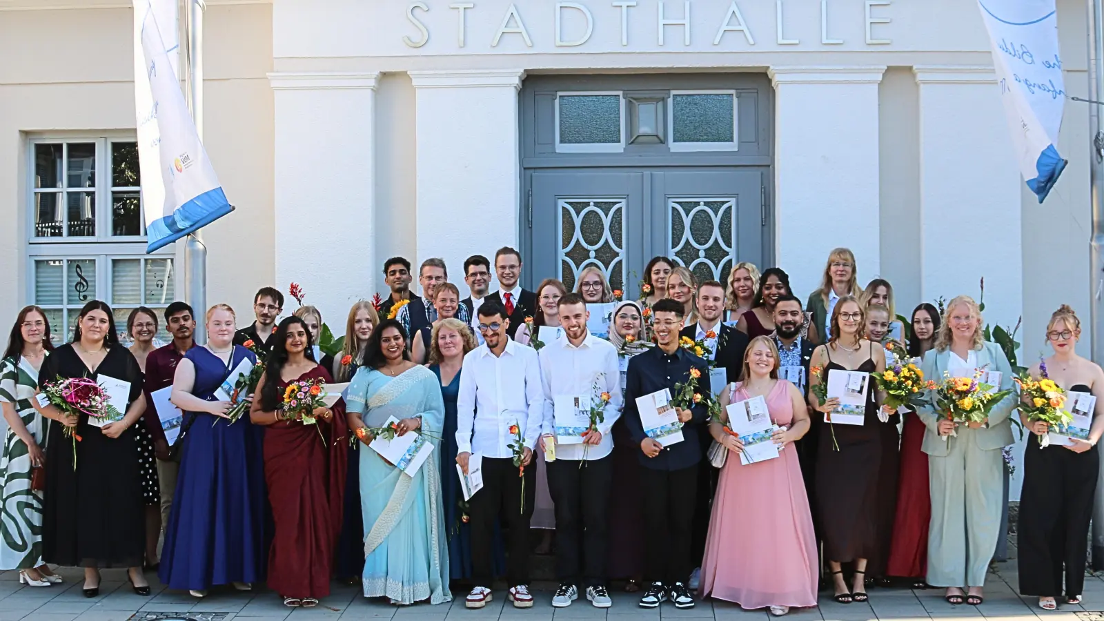 Die Absolventinnen und Absolventen der Berufsfachschule für Krankenpflegehilfe und der Berufsfachschule für Pflege des Klinikum Fichtelgebirge mit ihren Lehrkräften. (Bild: Peggy Kuniss-Pfeiffer)