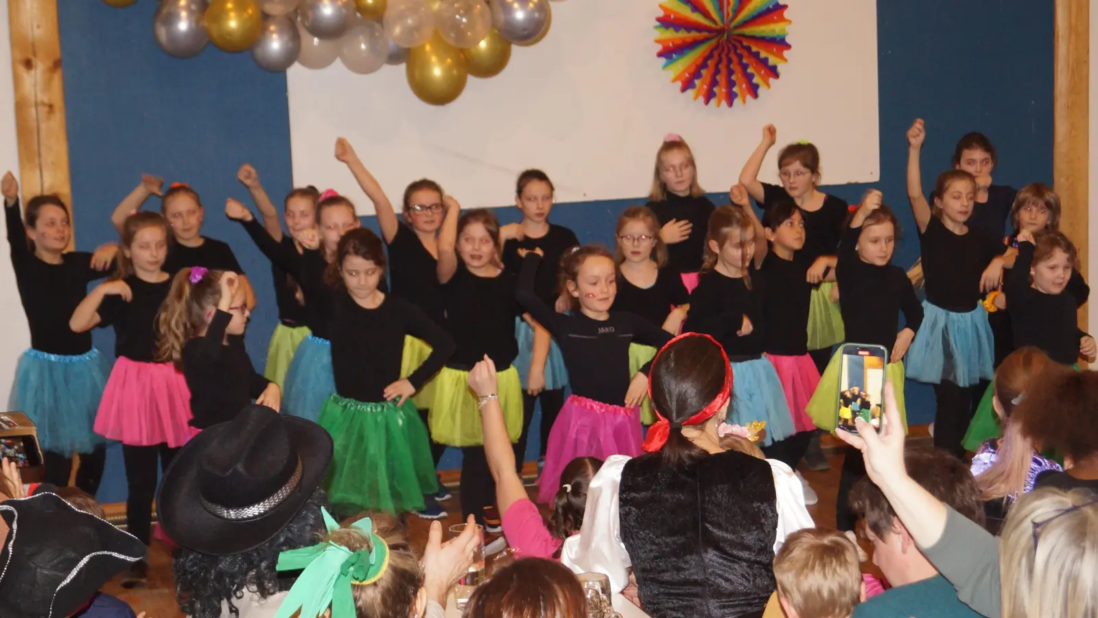 Die Auftritte der „New Generation Kids“ sorgen für viel Stimmung beim Kinderfasching des Gartenbauvereins Hobby Rancher Weihern. (Bild: Hans Schlosser/exb)