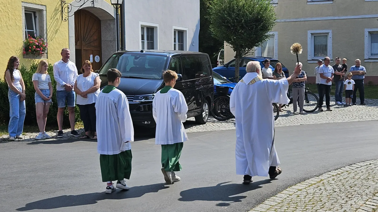 Pfarrseelsorger Pater Benedikt Leitmayr besprengt die Fahrzeuge am Pfarrer-Naber-Platz mit Weihwasser. (Bild: Marius Ulrich)