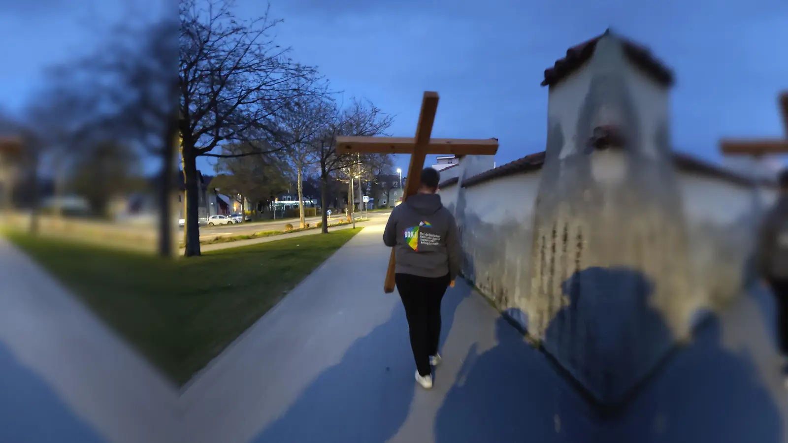 Ein junger Erwachsener trägt das Kreuz während des Kreuzwegs.  (Bild: Patrick Hummer)