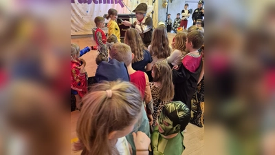 Der Harmonika Franz sorgte für beste Stimmung und bezog die Kinder mit in sein Programm ein. (Bild: Georg Hirmer)