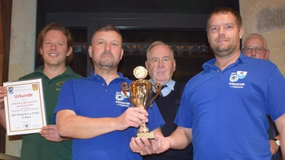Dem Siegerteam von der SKV Königstein u.Umg. mit Christian Stadler, Marco Renner und Wolfgang Ertel (bester Einzelschütze mit einem 8,5 Teiler) gratulierten Stellvertretender Kreisvorsitzenden Horst Embacher (Mitte, hinten) und Kreisschießwart Heinz Peter Ertl (rechts hinten).  (Bild: Gerhard Lindthaler)