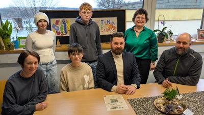 Unterzeichnung der Urkunde zur Patenschaft der Lobkowitz-Realschule mit dem Felixwald. (Bild: Tobias Neubert)