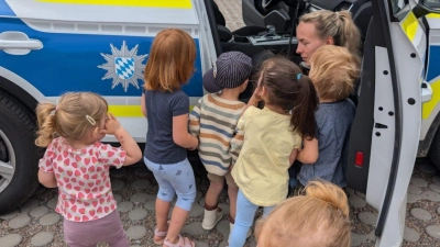 Die „Regentalkinder” bestaunen ein Polizeiauto. (Bild: Nadine Schmidbauer)