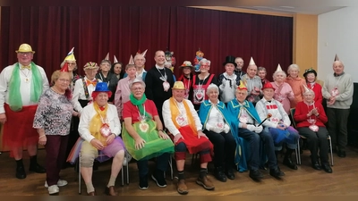 Einige Faschingssenioren mit (sitzend vorne von links) die Männergarde mit Josef Späth, Herbert Schaller, Xaver Scharfberger, Prinzenpaar Brigitte und Erhard II., Karl Strobl, (Reihe dahinter links) Kolpingvorsitzender Michael Koller, Frauenbundvorsitzende Hildegard Choynowski und (mitte) Stadtpfarrer Thomas Helm und Seniorentreffleiterin Lisa Schaller.  (Bild: Brigitte Weichselbraun  )