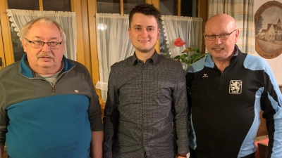 Das Bild zeigt von links Erwin Balk (2. Vorsitzender), Simon Meierhöfer (neu gewählter Beisitzer) und Herbert Striegl (1. Vorsitzender). (Bild: Dr. Johannes Weig)