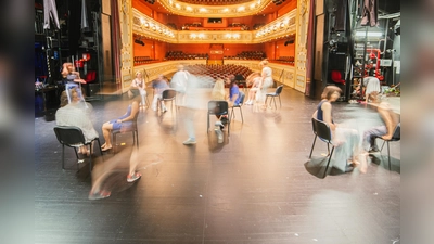 Bianca Kruppa leitet beim Tag der offenen Tür im Stadttheater Amberg die interaktive Performance „Platz nehmen“. (Bild: Andreas Hofstetter)