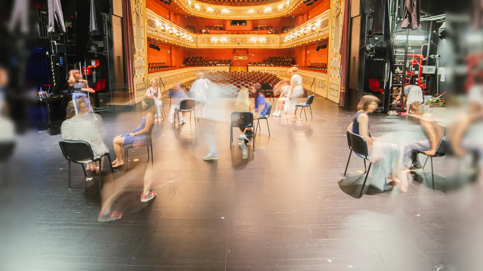 Bianca Kruppa leitet beim Tag der offenen Tür im Stadttheater Amberg die interaktive Performance „Platz nehmen“. (Bild: Andreas Hofstetter)