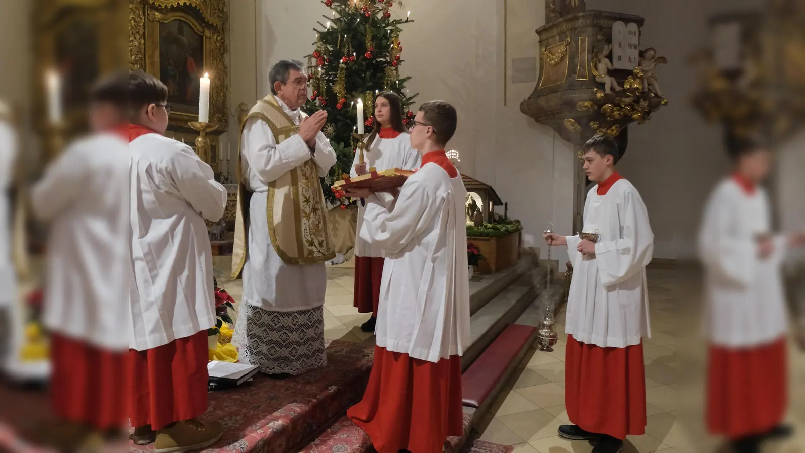 Pfarrer Max Früchtl dankt Gläubigen für kirchlichen Dienst und Mitarbeit. (Bild: Fred Lehner)