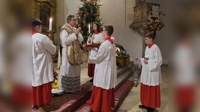 Pfarrer Max Früchtl dankt Gläubigen für kirchlichen Dienst und Mitarbeit. (Bild: Fred Lehner)