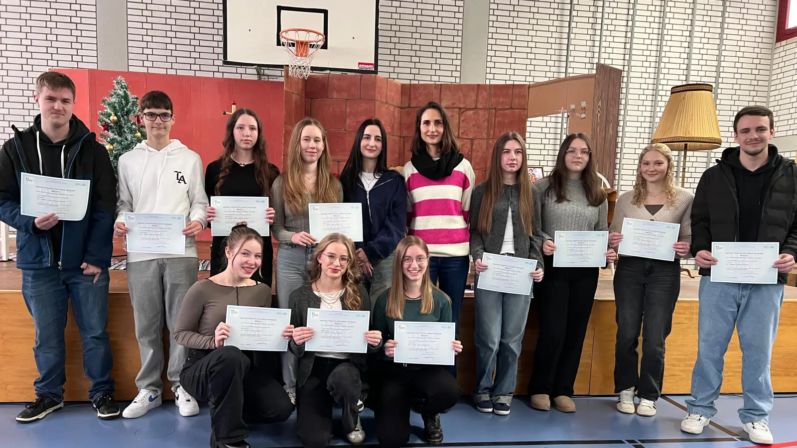 Den Abschlussschülern der Französischklasse dieses Jahres wurden von ihrer ehemaligen Lehrerin Greta Gareis (6. von links) die Urkunden für das DELF-Diplom überreicht. (Bild: Heidi Kurz)