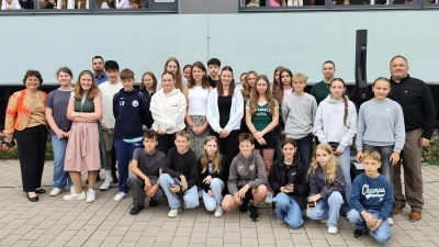 Die Schulleiterin Irene Sebald (ganz links), der Elternbeiratsvorsitzende Jörg Gerolstein (ganz rechts) sowie sein Stellvertreter Manuel Gössl (4.v.l.) gratulieren den Klassenbesten der Lobkowitz-Realschule. (Bild: Matthias Bösl)