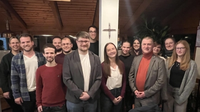 Die neue Vorstandschaft um Vorsitzenden Markus Reil und Lisa Hofmann (Vierter und Fünfte von links) geht mit großer Vorfreude ins Jubiläumsjahr.<br> (Bild: Volker Keck)