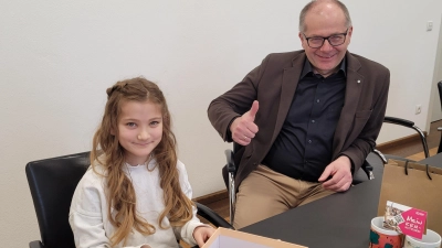 Lucy Dietzel mit Bürgermeister Roman Schäffler (Bild: Romina Passon-Pühl)