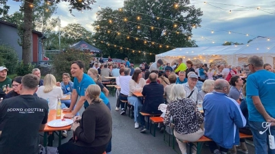 Bei lauer Sommernacht genossen die Gäste frischgebackene Pizza und süffigen Wein. (Bild: Lydia Kalb)