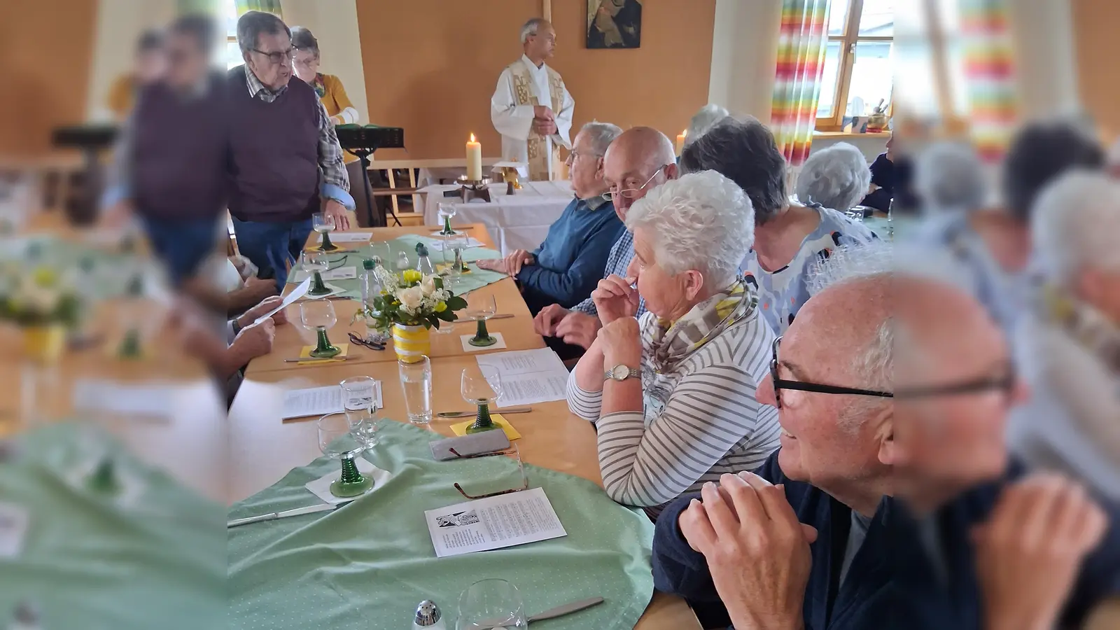 Ein Blick in den Saal zur Agape-Feier, eine liturgisch geprägte Mahlzeit. (Bild: Siegfried Bock)
